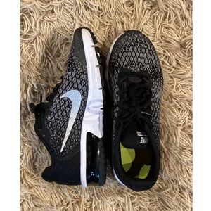 Nike Boys Youth size 5 (fits women’s size 6) brand new condition sneakers